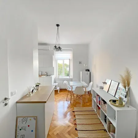 Apartman Bright 45m2 - Free Parking - Wifi